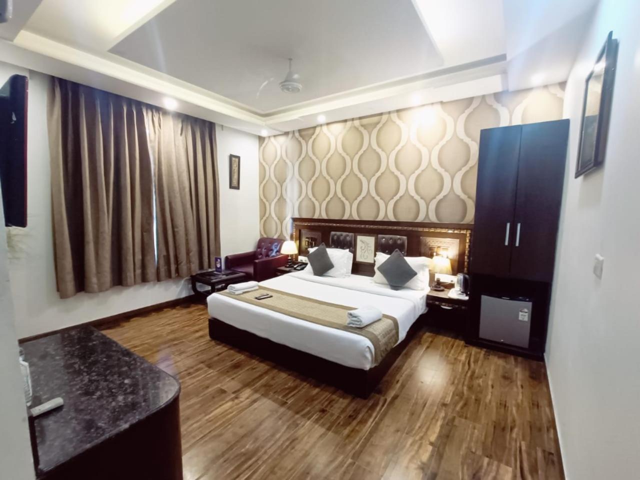 Hotel Waterfall Paschim Vihar Delhi Екстер'єр фото