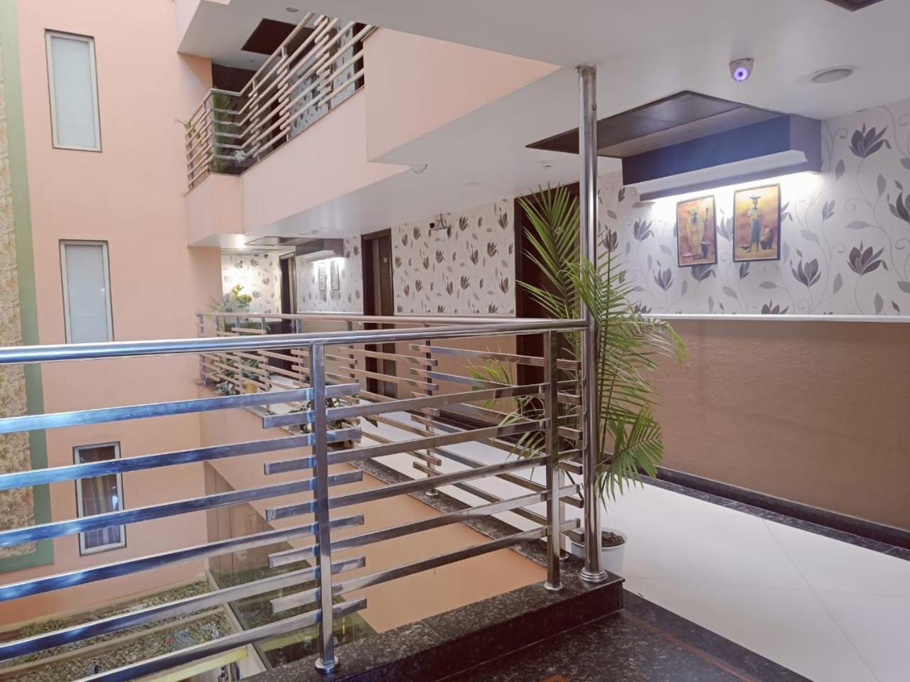 Hotel Waterfall Paschim Vihar Delhi Екстер'єр фото
